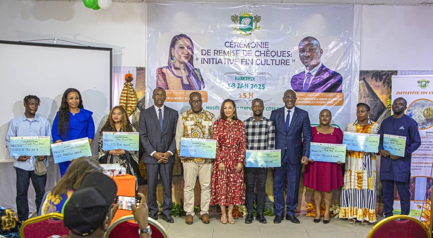 Côte d’Ivoire : le gouvernement remet des chèques aux acteurs culturels ivoiriens Côte d’Ivoire : le gouvernement remet des chèques aux acteurs culturels ivoiriens