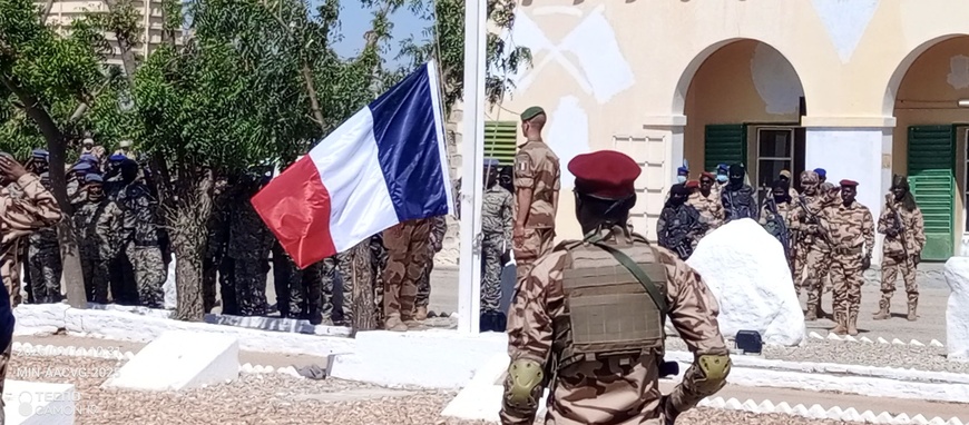 Tchad : Le drapeau français officiellement abaissé à la base militaire française d'Abeché liassant place au drapeau du Tchad Tchad : Le drapeau français officiellement abaissé à la base militaire française d'Abeché liassant place au drapeau du Tchad