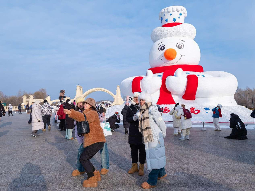 Tourists pose for pictures in front of a gigantic snowman at the 37th Sun Island International Snow Sculpture Art Expo in Harbin, northeast China's Heilongjiang province, Dec. 23, 2024. (Photo by Geng Hongjie/People's Daily Online) Tourists pose for pictures in front of a gigantic snowman at the 37th Sun Island International Snow Sculpture Art Expo in Harbin, northeast China's Heilongjiang province, Dec. 23, 2024. (Photo by Geng Hongjie/People's Daily Online)