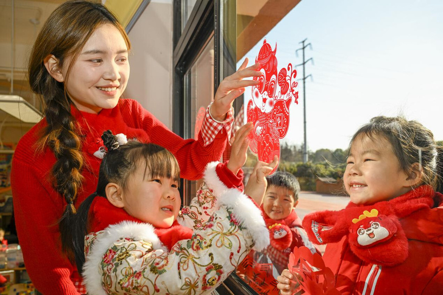 Children make and paste paper cuts under the guidance of a teacher in a kindergarten in Luyang district, Hefei, east China's Anhui province, Jan. 9, 2025. (Photo by Zhao Ming/People's Daily Online) Children make and paste paper cuts under the guidance of a teacher in a kindergarten in Luyang district, Hefei, east China's Anhui province, Jan. 9, 2025. (Photo by Zhao Ming/People's Daily Online)