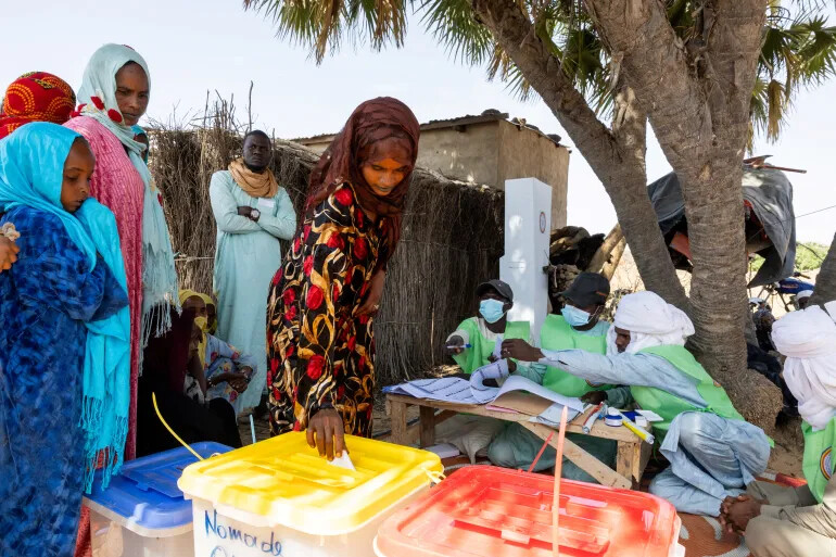Des membres des tribus nomades tchadiennes de la région d'Ati dans un bureau de vote à Mandelia. Photo : Joris Bolomey/AFP Des membres des tribus nomades tchadiennes de la région d'Ati dans un bureau de vote à Mandelia. Photo : Joris Bolomey/AFP