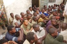Tchad: les rebelles prisonniers présentés à la presse Tchad: les rebelles prisonniers présentés à la presse