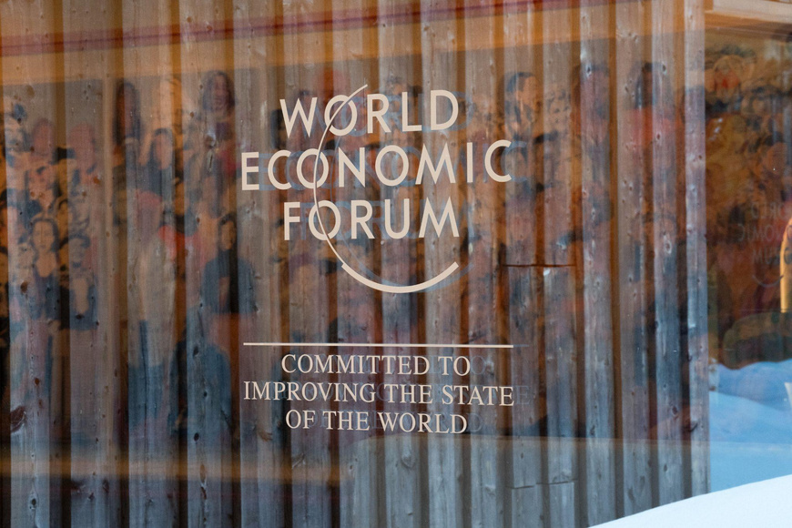 Logo et mission du WEF sur un mur du site de Davos. Photo : Forum économique mondial Logo et mission du WEF sur un mur du site de Davos. Photo : Forum économique mondial