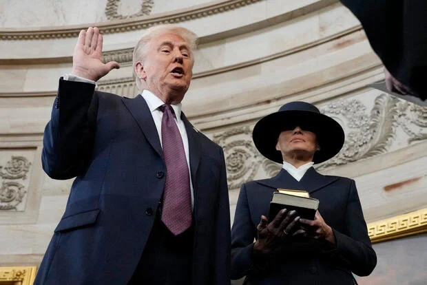 Donald Trump prête serment en tant que 47e président des États-Unis devant le juge en chef John Roberts alors que Melania Trump tient la Bible le 20 janvier 2025. Photo : MORRY GASH/AFP via Getty Images Donald Trump prête serment en tant que 47e président des États-Unis devant le juge en chef John Roberts alors que Melania Trump tient la Bible le 20 janvier 2025. Photo : MORRY GASH/AFP via Getty Images