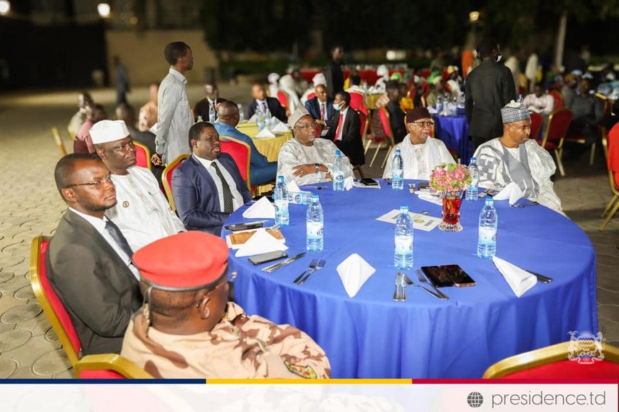 Tchad : le président d’honneur du MPS offre un banquet de victoire au cadres du parti Tchad : le président d’honneur du MPS offre un banquet de victoire au cadres du parti