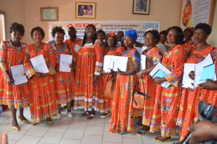 Photo de famille avec la présidente Mballa Biloa au terme d'une  session de formation inter-régionale.