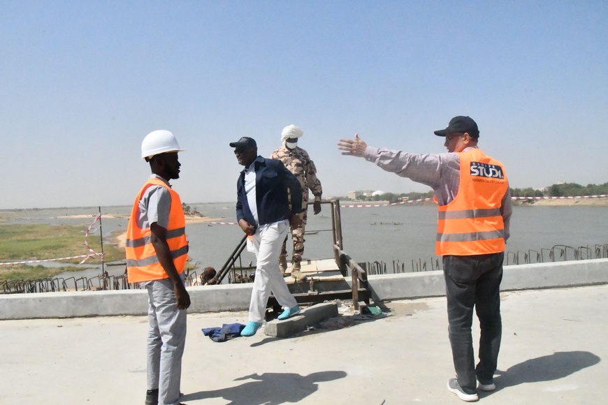 Tchad : Le ministre Aziz Mahamat Saleh inspecte les chantiers routiers de N'Djaména et exige l'accélération des travaux Tchad : Le ministre Aziz Mahamat Saleh inspecte les chantiers routiers de N'Djaména et exige l'accélération des travaux