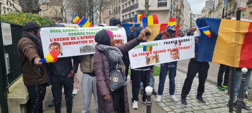 Manifestation à Paris : La diaspora africaine réclame le départ des forces françaises du Tchad Manifestation à Paris : La diaspora africaine réclame le départ des forces françaises du Tchad