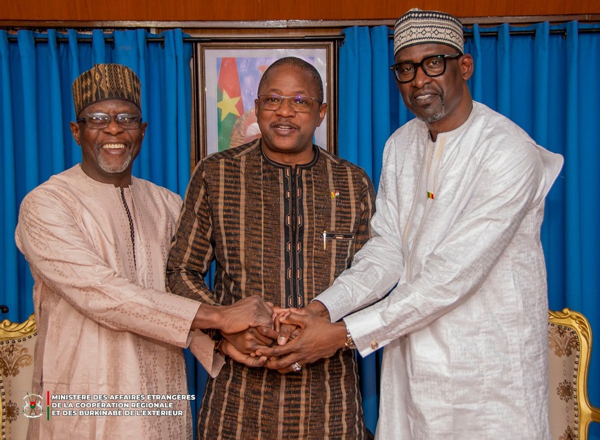 Le Sahel trace sa propre voie : L'AES se détache de la CEDEAO Le Sahel trace sa propre voie : L'AES se détache de la CEDEAO