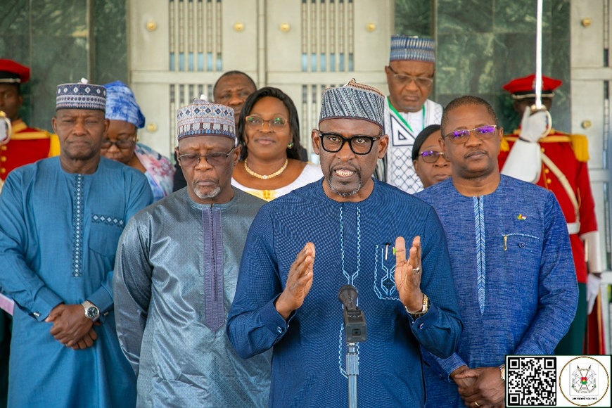 Retrait de la CEDEAO : le président burkinabè reçoit les ministres des Affaires étrangères de l’AES Retrait de la CEDEAO : le président burkinabè reçoit les ministres des Affaires étrangères de l’AES