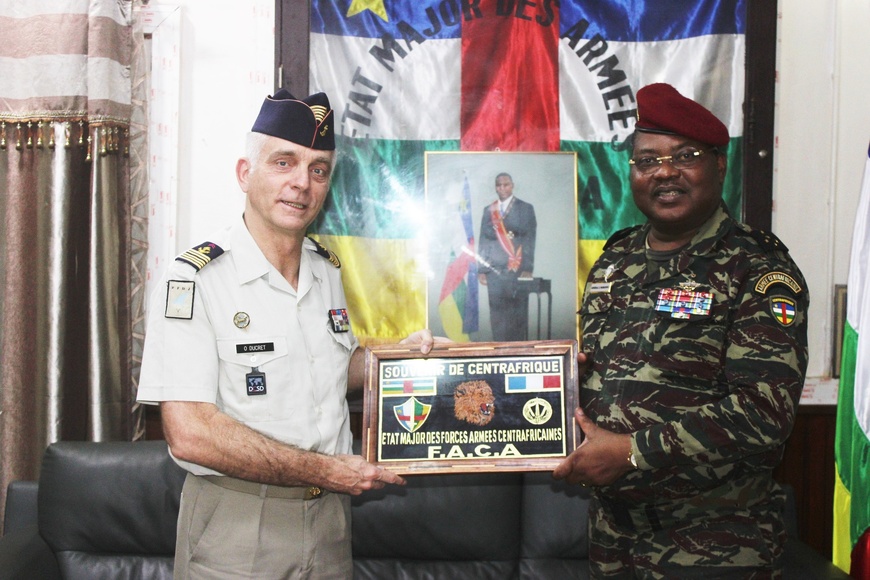 La France et la RCA relancent leur coopération militaire : le Colonel Ducret en visite à Bangui La France et la RCA relancent leur coopération militaire : le Colonel Ducret en visite à Bangui