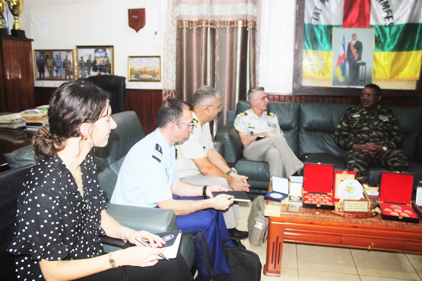 La France et la RCA relancent leur coopération militaire : le Colonel Ducret en visite à Bangui La France et la RCA relancent leur coopération militaire : le Colonel Ducret en visite à Bangui