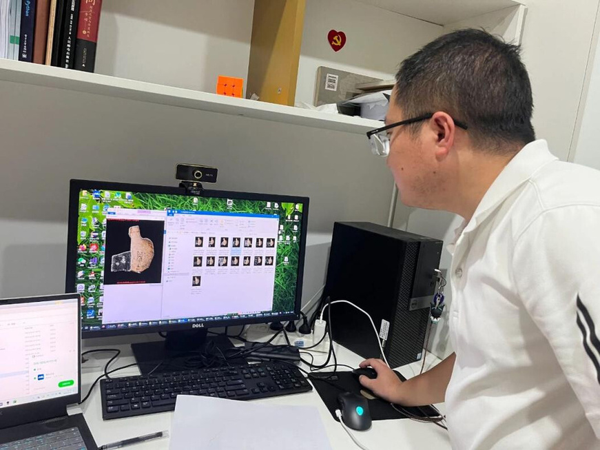 A researcher shows how oracle bone inscriptions are pieced together with the help of AI technology.(Photos from the Key Laboratory of China's Ministry of Education for Oracle Information Processing at Anyang Normal University.) A researcher shows how oracle bone inscriptions are pieced together with the help of AI technology.(Photos from the Key Laboratory of China's Ministry of Education for Oracle Information Processing at Anyang Normal University.)