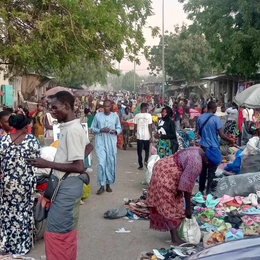 Tchad : à N'Djamena, le trottoir de l'échangeur de Dembé occupé par les vendeurs Tchad : à N'Djamena, le trottoir de l'échangeur de Dembé occupé par les vendeurs