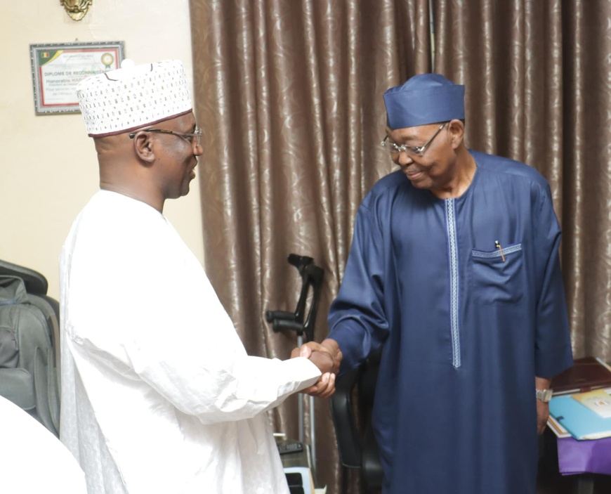 Tchad - Un geste fort d'unité : Le nouveau président de l'Assemblée nationale rend hommage à son prédécesseur Tchad - Un geste fort d'unité : Le nouveau président de l'Assemblée nationale rend hommage à son prédécesseur