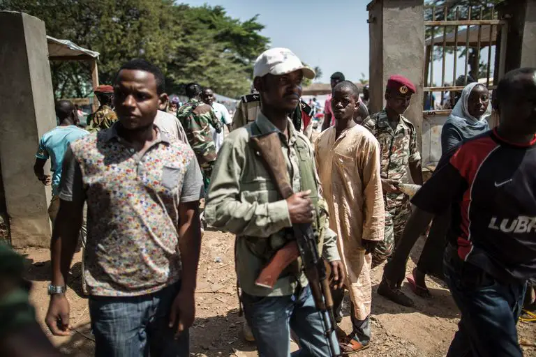 Des membres d'un groupe d'autodéfense musulman dans le quartier PK5 de Bangui près d'un bureau de vote. CRÉDITS : MARCO LONGARI / AFP