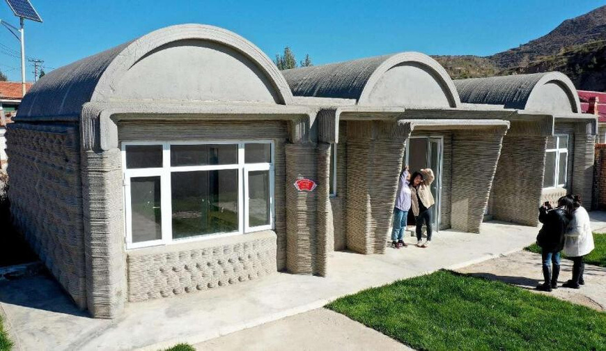 Tourists pose for pictures in front of a 3D-printed farmhouse in Wujiazhuang village, Zhangjiakou, north China's Hebei province. (Photo by Chen Xiaodong/People's Daily Online) Tourists pose for pictures in front of a 3D-printed farmhouse in Wujiazhuang village, Zhangjiakou, north China's Hebei province. (Photo by Chen Xiaodong/People's Daily Online)