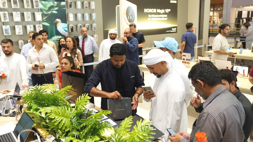 Local consumers buy Chinese smartphones at Dubai Festival City Mall in the United Arab Emirates (UAE). (Photo by Rajeesh Vilakkathil) Local consumers buy Chinese smartphones at Dubai Festival City Mall in the United Arab Emirates (UAE). (Photo by Rajeesh Vilakkathil)