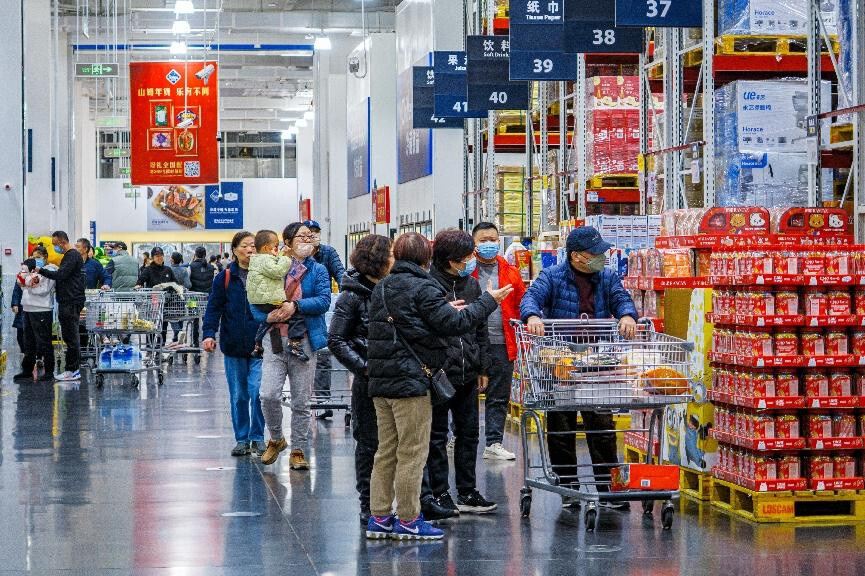 Citizens shop in a Sam's Club store in east China's Shanghai. (Photo by Wang Chu/People's Daily Online) Citizens shop in a Sam's Club store in east China's Shanghai. (Photo by Wang Chu/People's Daily Online)