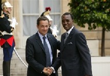 Sarkozy fait escale au Tchad pour arracher la grâce de Deby en faveur des six Français condamnés au Tchad Sarkozy fait escale au Tchad pour arracher la grâce de Deby en faveur des six Français condamnés au Tchad