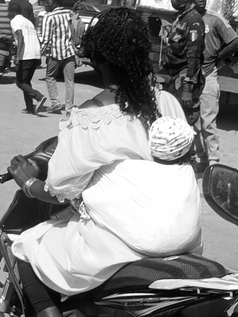 Tchad : les enfants au dos en circulation, une pratique dangereuse à N’Djamena Tchad : les enfants au dos en circulation, une pratique dangereuse à N’Djamena