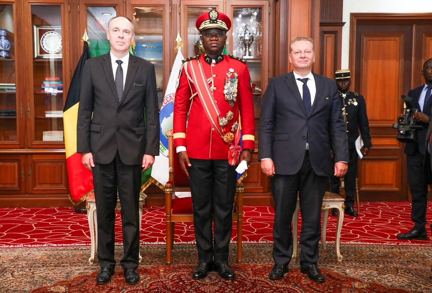 Gabon : le président de la République reçoit les lettres de créance de 5 nouveaux ambassadeurs Gabon : le président de la République reçoit les lettres de créance de 5 nouveaux ambassadeurs