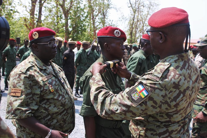 RCA - FACA : Cérémonie de remise de galons pour plus de 300 sous-officiers formés par des instructeurs russes et rwandais RCA - FACA : Cérémonie de remise de galons pour plus de 300 sous-officiers formés par des instructeurs russes et rwandais