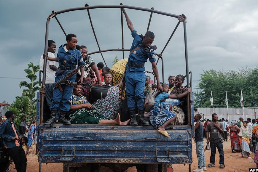 Des policiers burundais aident les réfugiés congolais déplacés par les affrontements en cours dans l'est de la République démocratique du Congo, à descendre d'un camion à leur arrivée au camp de transit de réfugiés de Gihanga, à Gihanga, le 17 février 2025. Photo : AFP Des policiers burundais aident les réfugiés congolais déplacés par les affrontements en cours dans l'est de la République démocratique du Congo, à descendre d'un camion à leur arrivée au camp de transit de réfugiés de Gihanga, à Gihanga, le 17 février 2025. Photo : AFP