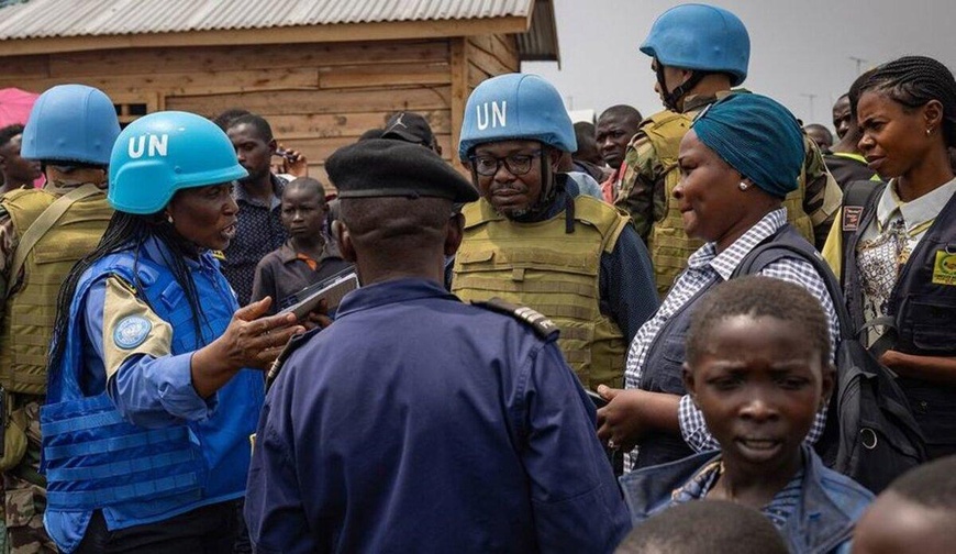 Des policiers de l'ONU discutent avec des personnes déplacées dans un camp proche de Goma, capitale provinciale de l'est de la République démocratique du Congo. Photo : MONUSCO/Kevin Jordan Des policiers de l'ONU discutent avec des personnes déplacées dans un camp proche de Goma, capitale provinciale de l'est de la République démocratique du Congo. Photo : MONUSCO/Kevin Jordan