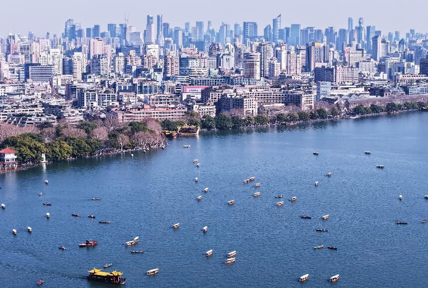 Photo shows the West Lake in Hangzhou, east China's Zhejiang province. (Photo by Long Wei/People's Daily Online) Photo shows the West Lake in Hangzhou, east China's Zhejiang province. (Photo by Long Wei/People's Daily Online)