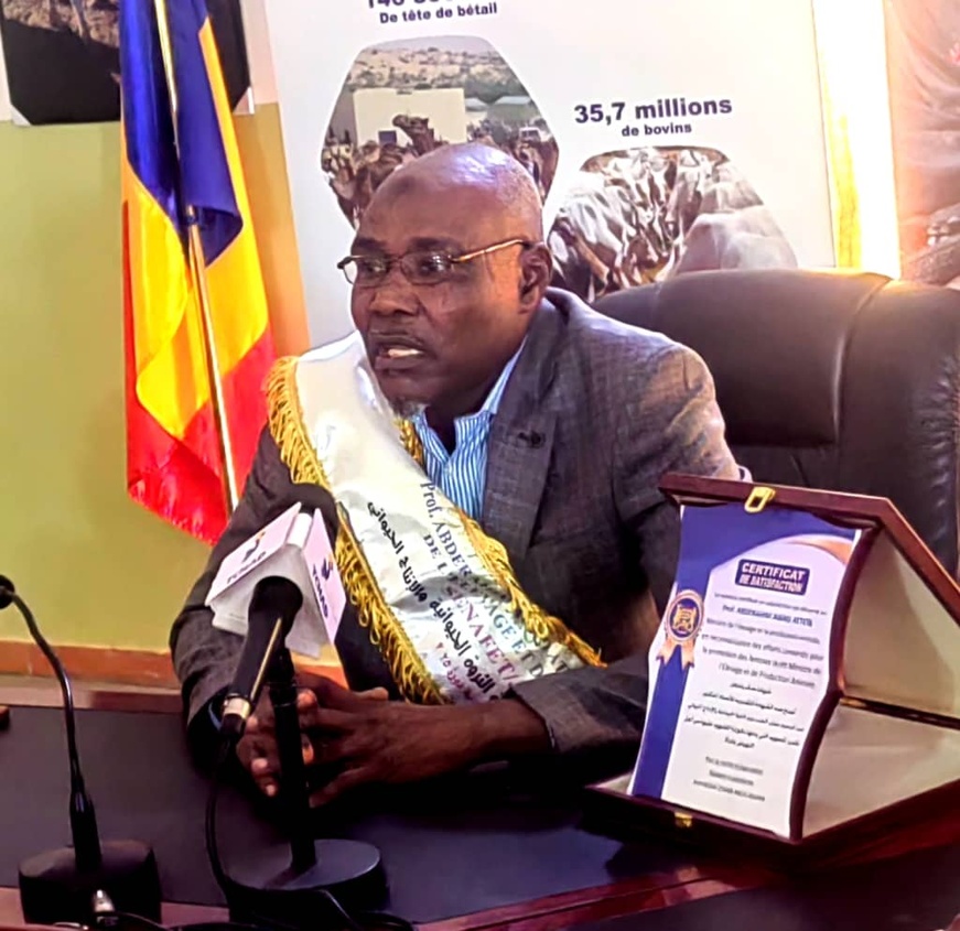 Tchad : Le ministre Abderahim Awat Atteib honoré par les femmes de son ministère Tchad : Le ministre Abderahim Awat Atteib honoré par les femmes de son ministère