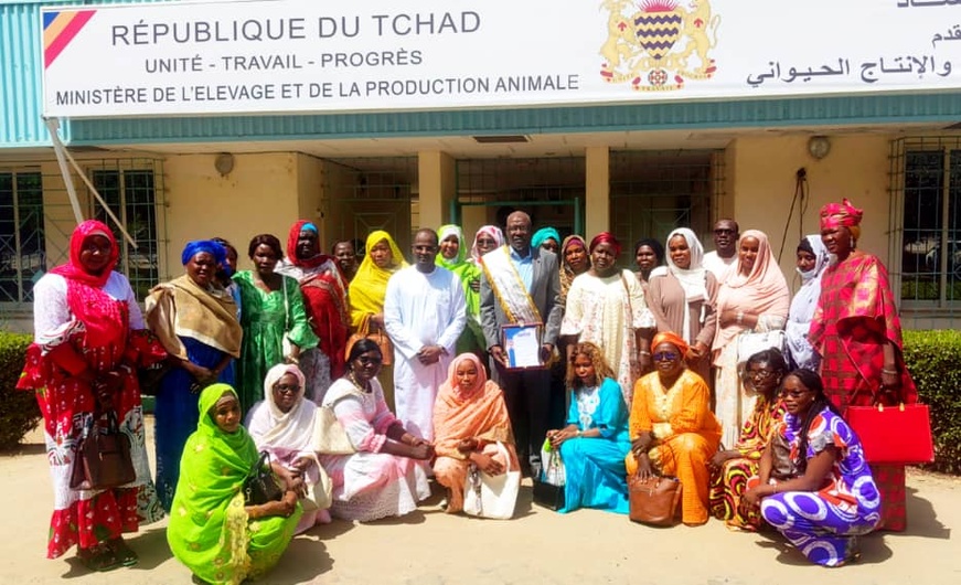 Tchad : Le ministre Abderahim Awat Atteib honoré par les femmes de son ministère Tchad : Le ministre Abderahim Awat Atteib honoré par les femmes de son ministère