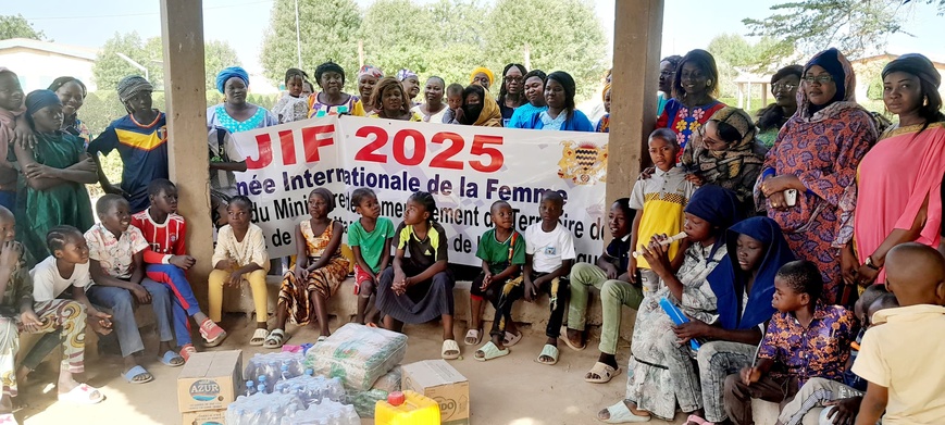 Tchad : Les femmes du ministère de l'Urbanisme soutiennent les orphelins lors de la JIF Tchad : Les femmes du ministère de l'Urbanisme soutiennent les orphelins lors de la JIF