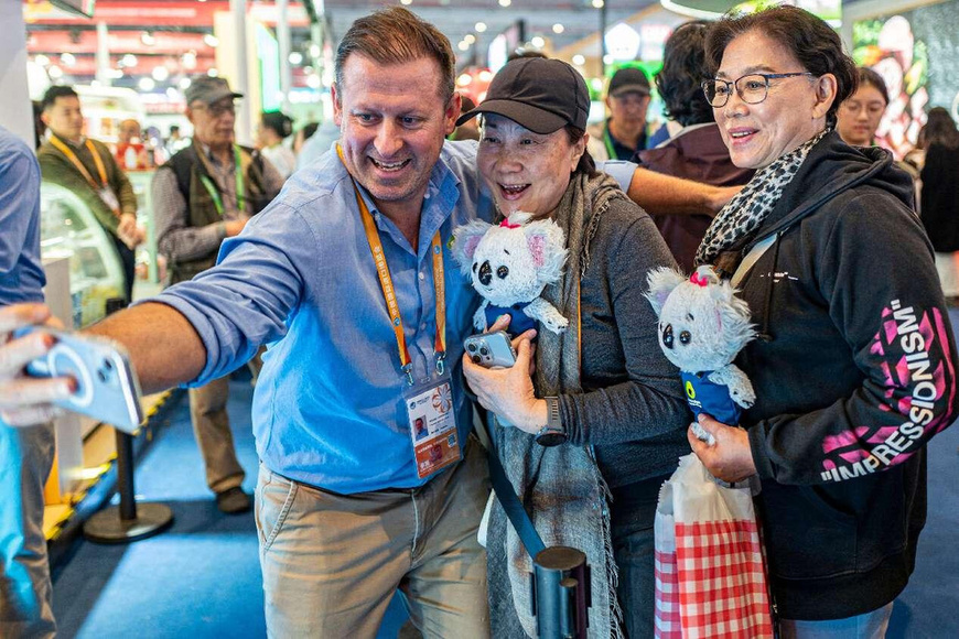 An Australian exhibitor poses for a picture with visitors at the seventh China International Import Expo (CIIE), Nov. 8, 2024. (Photo by Wang Chu/People's Daily Online) An Australian exhibitor poses for a picture with visitors at the seventh China International Import Expo (CIIE), Nov. 8, 2024. (Photo by Wang Chu/People's Daily Online)