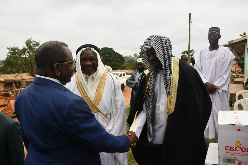 Cameroun : le ministre du Commerce offre des denrées alimentaires à la communauté musulmane Cameroun : le ministre du Commerce offre des denrées alimentaires à la communauté musulmane