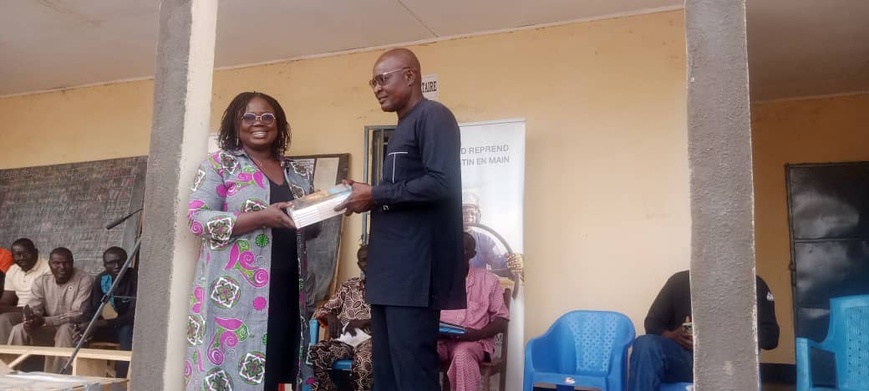 Tchad - Mbikou : Tchad Petroleum Company offre plus de 500 manuels scientifiques au lycée Tchad - Mbikou : Tchad Petroleum Company offre plus de 500 manuels scientifiques au lycée
