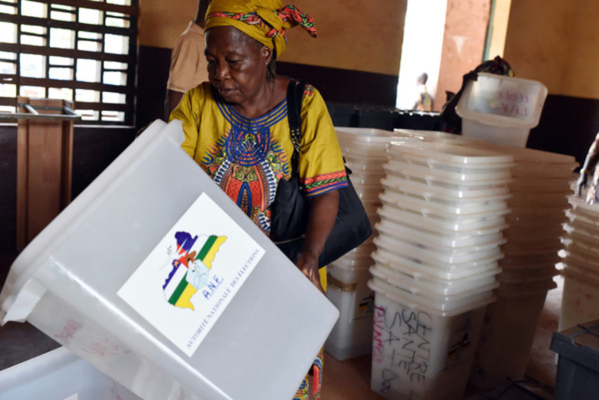 Installation d’un bureau de vote à Bangui, le 29 décembre 2015. ISSOUF SANOGO/AFP Installation d’un bureau de vote à Bangui, le 29 décembre 2015. ISSOUF SANOGO/AFP