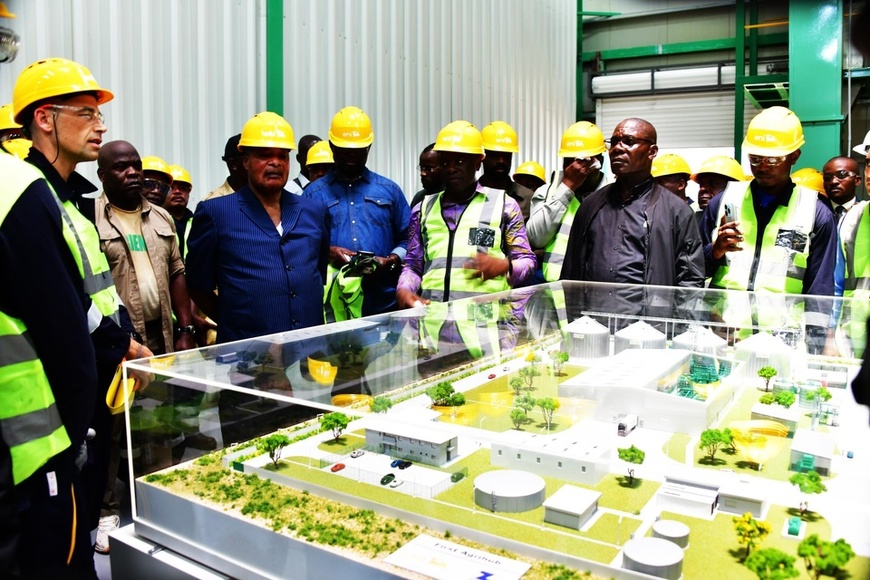 Denis Sassou N'Guesso devant la maquette d'Agri-hub Denis Sassou N'Guesso devant la maquette d'Agri-hub