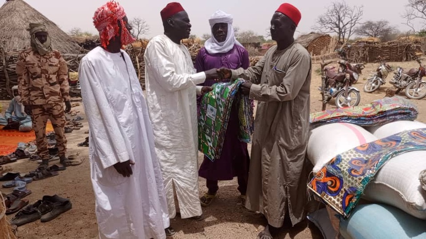 Tchad : au Guéra, le chef de canton Dangleat rend visite au village Am-nikel après un incendie dévastateur Tchad : au Guéra, le chef de canton Dangleat rend visite au village Am-nikel après un incendie dévastateur