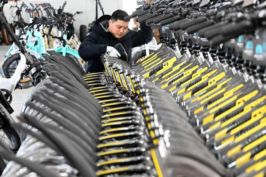 Electronic bikes to be exported to Europe and America are assembled in a workshop of a Chinese manufacturer in Taicang, east China's Jiangsu province. (Photo by Ji Haixin/People's Daily Online)