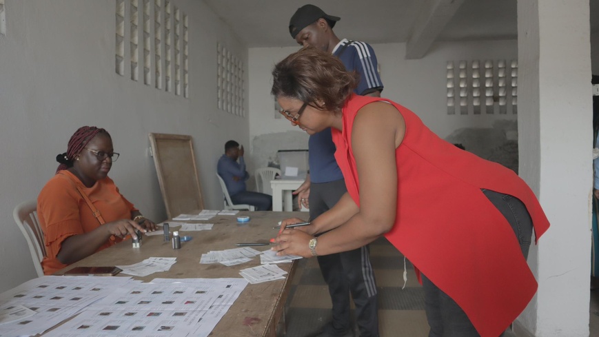 Gabon : Calme et forte mobilisation marquent le début du scrutin présidentiel Gabon : Calme et forte mobilisation marquent le début du scrutin présidentiel