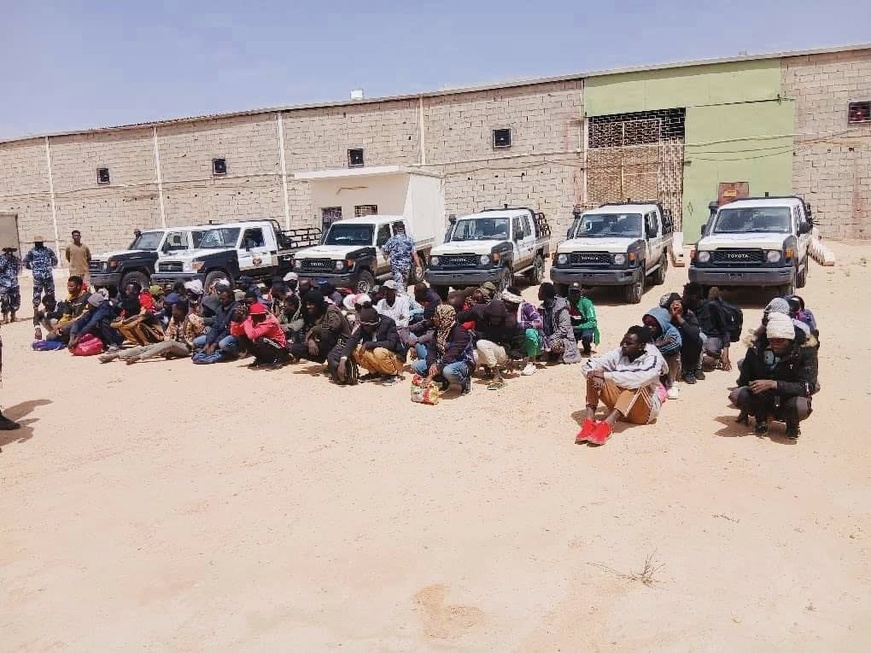 Libye : Arrestation de migrants subsahariens (Tchadiens, Maliens et Nigeriens) lors d'une patrouille dans le désert Libye : Arrestation de migrants subsahariens (Tchadiens, Maliens et Nigeriens) lors d'une patrouille dans le désert