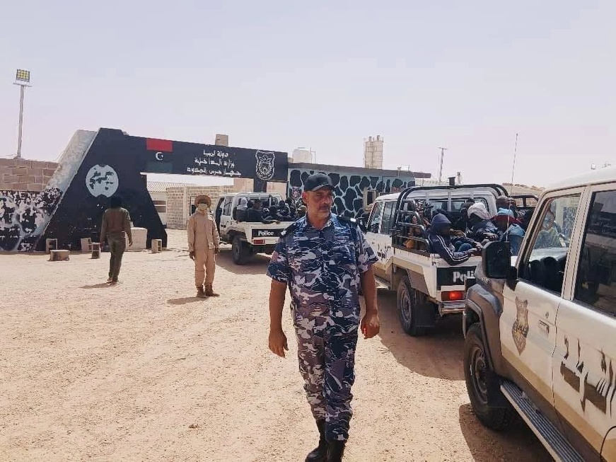 Libye : Arrestation de migrants subsahariens (Tchadiens, Maliens et Nigeriens) lors d'une patrouille dans le désert Libye : Arrestation de migrants subsahariens (Tchadiens, Maliens et Nigeriens) lors d'une patrouille dans le désert