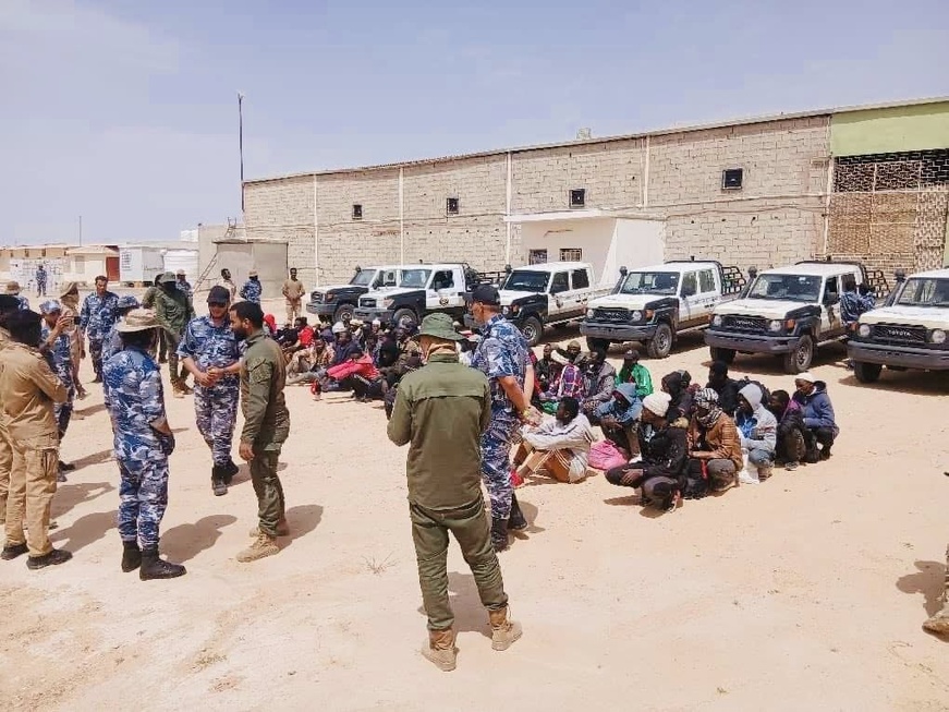 Libye : Arrestation de migrants subsahariens (Tchadiens, Maliens et Nigeriens) lors d'une patrouille dans le désert Libye : Arrestation de migrants subsahariens (Tchadiens, Maliens et Nigeriens) lors d'une patrouille dans le désert