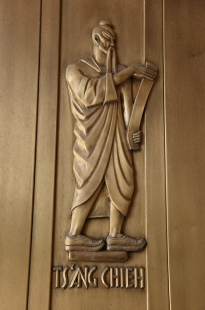 The image of Cang Jie is inlaid on the bronze doors of the U.S. Library of Congress, April 10, 2024. [Photo: VCG]