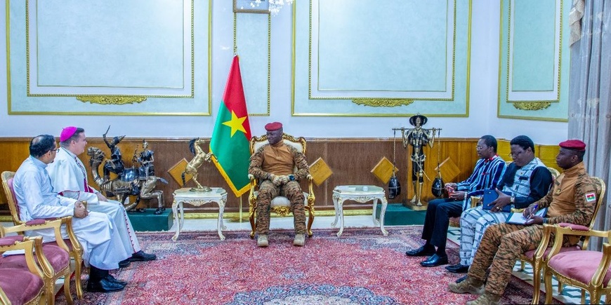 Hommage du Gouvernement du Burkina Faso au Pape François Hommage du Gouvernement du Burkina Faso au Pape François