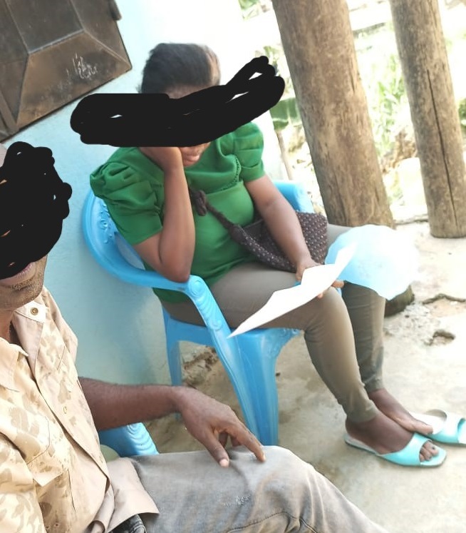 La femme soupçonnée de détenir les deux défenses d'éléphant saisies en février 2025. La femme soupçonnée de détenir les deux défenses d'éléphant saisies en février 2025.