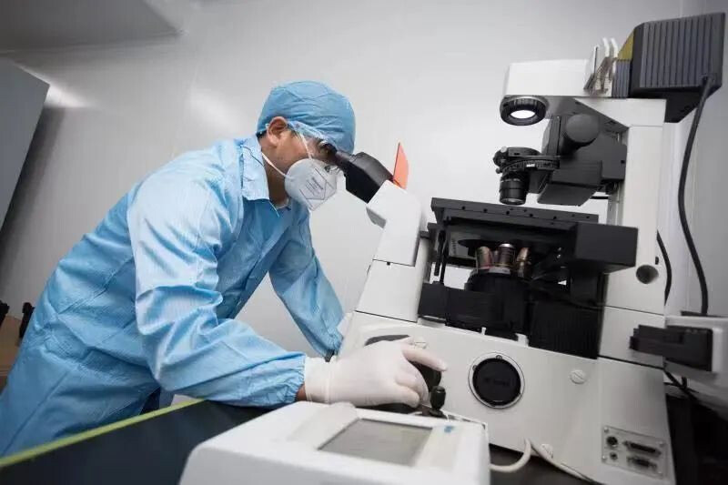 A researcher with JW Therapeutics conducts analytical work using precision instruments. (File photo)