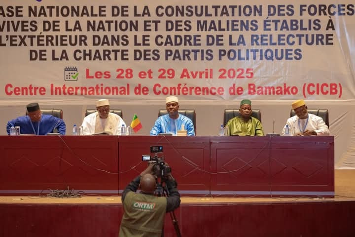 Mali : dissolution des partis politiques et élévation du général Assimi Goïta au rang de président de la République Mali : dissolution des partis politiques et élévation du général Assimi Goïta au rang de président de la République