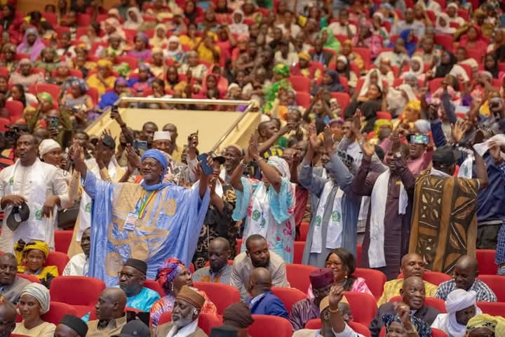 Mali : dissolution des partis politiques et élévation du général Assimi Goïta au rang de président de la République Mali : dissolution des partis politiques et élévation du général Assimi Goïta au rang de président de la République